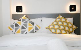 New Luxury Apartments In Central London Next To Shops, Cafes, Bars & Metro